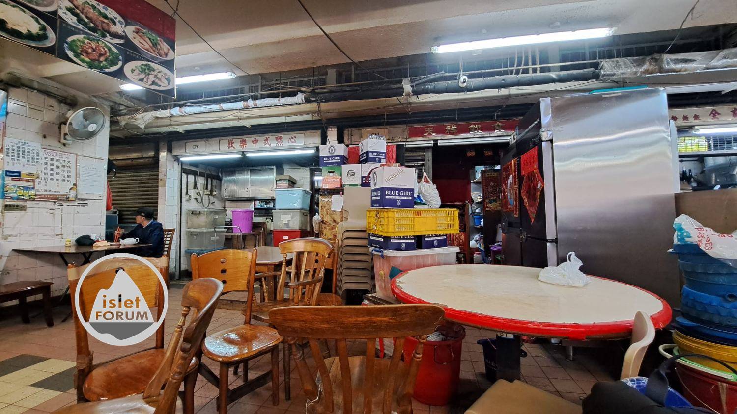 香港的熟食中心枱凳 Cooked Food Center Bench Stools in Hong Kong (1).jpg
