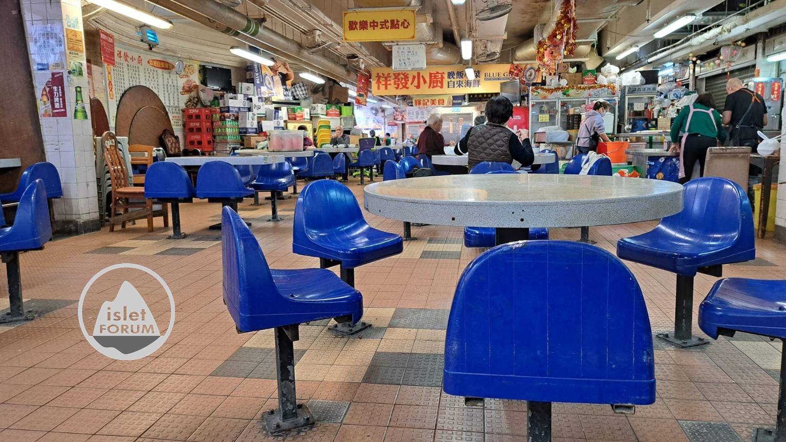 香港的熟食中心枱凳 Cooked Food Center Bench Stools in Hong Kong (2).jpg