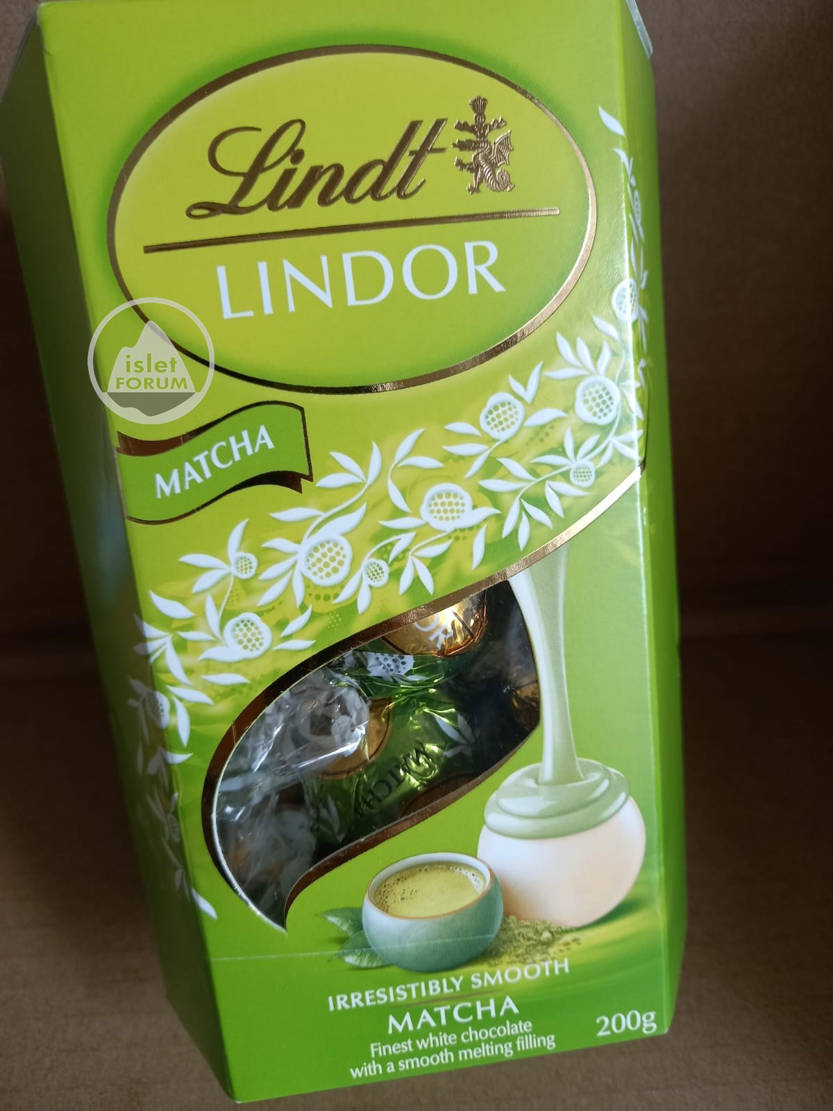 Lindt Lindor Matcha finest white chocolate (1).jpeg